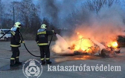 Teljesen kiégett egy versenyautó Pécsen