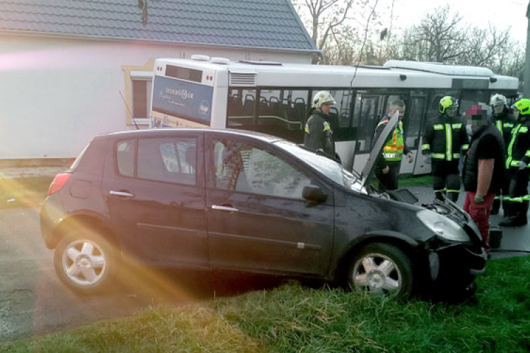 Személygépkocsi és autóbusz ütközött Dombóváron