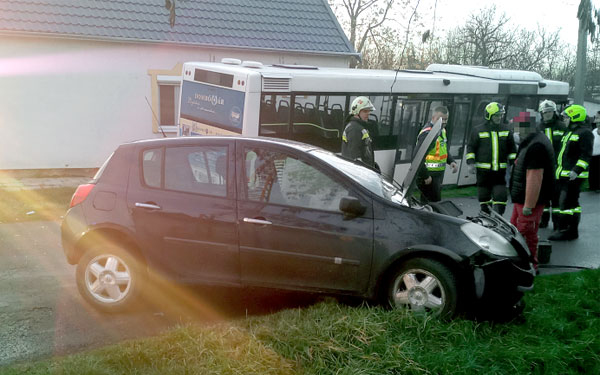 Személygépkocsi és autóbusz ütközött Dombóváron