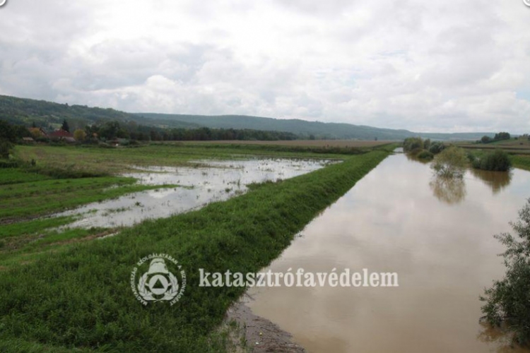 Csikóstőttősön homokzsákos védekezés folyik 