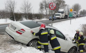 Árokba csúszott autó, elakadt kamion