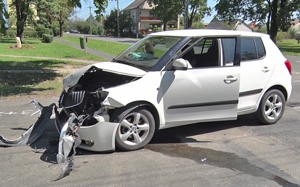 Két autó és egy motoros ütközött Újdombóváron