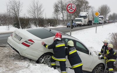 Árokba csúszott autó, elakadt kamion