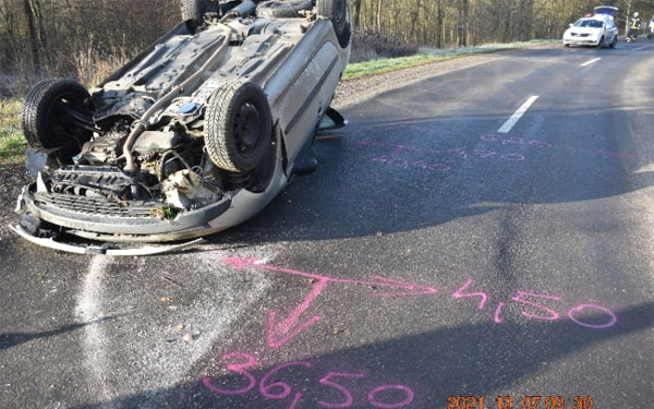 Felborult egy autó Döbrököz és Dombóvár között