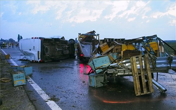 Méhek szabadultak el az M5-ös autópályán, elterelik a forgalmat